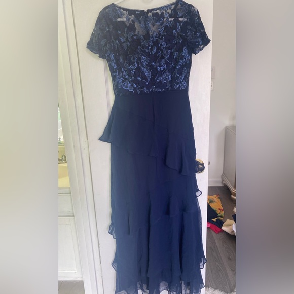 An adorable navy blue dress in size 2 for women - Picture 3 of 7